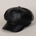 Detalle de gorra de vendedor de periódicos en cuero negro con textura y botón superior - M(56-58cm) / Negro