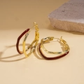 Detail van golvende dubbele oorringen met rood emaille en 18k gouden plating - Rode Ring
