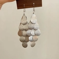Boucles d'oreilles argentées en forme de goutte avec paillettes et franges à étages - Écailles en Goutte Argentées Scintillantes