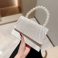 Elegante cremeweiße Abendtasche aus Satin mit großen Perlen als Handgriff - Silber