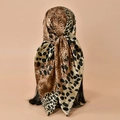Dettaglio foulard di raso leopardato indossato come turbante su un manichino - Stampa Leopardata Marrone(FJ992-2#)