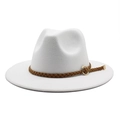 Dettaglio del cappello fedora bianco con fascia in cuoio e fibbia dorata - Bianco