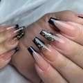 Uñas postizas coffin largas con degradado negro french, pan de oro y líneas blancas - Estilo JP3028 (Con Pegamento)