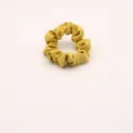 Detalle de un coletero de gasa amarillo brillante con pliegues suaves y textura hecha a mano - Amarillo Pequeño