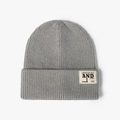 Gray knitted beanie with a thick ribbed texture and a square fashion label for winter - One Size / Noble Grey