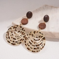Dettaglio del pendente in acrilico leopardato e trama in legno degli orecchini vintage - Silver Earring Post - Marrone - Cerchio Geometrico Stampa Leopardata