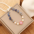 Detail eines Evil Eye Anhänger Armbands mit blauen Natursteinen und Perlen im Boho-Stil - 6# Blauer Kaiserstein