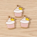 Tres colgantes de cupcake con corona en aleación dorada para joyería DIY y llaveros - Blanco