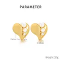 Makroansicht herzförmiger Stahl-Ohrringe mit 25mm Maßen und Muschelperlen-Details - Gold (KE116182-GC)