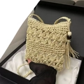 Handgefertigte beige gewebte Umhängetasche mit hohlen Blumenmustern und Seitentasten - 18*23*3cm / Beige