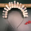 Detailaufnahme von natürlichen rosa Kristallclustern auf einem silbernen Metall-Haarreif - Rosenquarz
