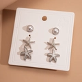 Detalle del juego de seis pendientes con perlas y estrellas de mar en cartulina blanca - Plateado (Juego de 3 pares)