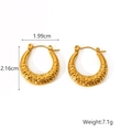 Détail de créoles en acier doré 18K avec texture martelée unique et dimensions précises - Style Anneau Texturé Martelé (HC-E10336)