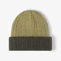 Gorro de punto grueso bicolor en verde oliva y gris oscuro, estilo acanalado para invierno - Ajustable / Verde (24B003)