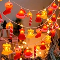 Luci LED natalizie a stringa con calze e campane in una calda luce gialla - Stile Mix di Natale B / 1,5m 10-LED Alimentato a Batteria