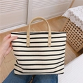 Détail du sac en toile rayée avec poignée en cuir et rivets dorés de haute qualité - Base Blanc Cassé Rayures Noires