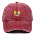 Détail d'une casquette en coton rouge délavé avec broderie coeur arc-en-ciel - Taille unique / Bordeaux