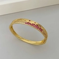 Détail du bracelet doré serti de pierres rouges et blanches avec fermoir de haute qualité - Or (Strass Rose Rouge Dégradé)