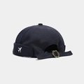Détail du bonnet docker bleu marine avec broderie avion et boucle de réglage métallique - Réglable / Bleu clair