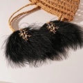 Detalle de elegante bolso de plumas negras con ramas doradas y perlas blancas - Negro (Aguja de acero)