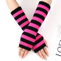 Dettaglio dei guanti senza dita a righe rosa e nere con polsini a coste e foro per il pollice - Nero+Rosa Fucsia