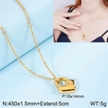 Elegante collar con colgante de corazón dorado con medidas y modelo en fondo limpio - Dorado
