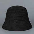 Detailopname van zwarte gehaakte vissershoed met ademende opengewerkte textuur - M (56-58cm) / Zwart