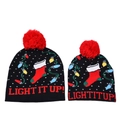 Dettaglio di cappelli natalizi in maglia genitore-figlio con scritta LIGHT IT UP e pompon - Adulto / Calza di Natale Smaltata Rosso Bianco