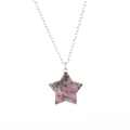Collier avec pendentif étoile en agate rose naturelle et chaîne argentée sur fond blanc - 2.5cm / Rhodonite