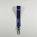 Dettaglio di un cinturino da polso in nylon blu con chiusura girevole in metallo e gancio - Blu navy