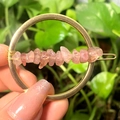 Pink natural strawberry quartz geometric round hair clip with golden metal finish - Gold Circle Strawberry Quartz Chips