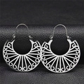 Boucles d'oreilles bohèmes en acier argenté ajouré sur fond de cuir de qualité - Argenté