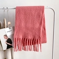 Dettaglio di sciarpa rosa in simil-cashmere con frange spesse su gruccia bianca - Rosa Acqua