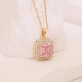 Pendente con zircone rosa e catena dorata su sfondo di pietra bianca naturale - Quadrato in Zircone (2#钻方块)
