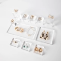 Schmuckständer aus Acryl mit goldenen Ringen, Perlenohrringen und Marmor-Anhängern - Set 4 Modell 729 (11-teiliges Set)