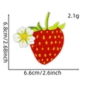 Détail macro de l'écusson fraise brodé montrant les dimensions 6,8 cm x 6,6 cm - Grande Fraise 3#