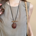 Détail macro du collier pendentif champignon vintage avec pierre en résine et bois - 35# Collier-Rouge-Noir