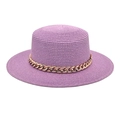 Détail d'un chapeau de paille violet à toit plat avec une chaîne décorative en acrylique doré - Violet Taro