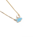 Collana con pendente luna e nuvola blu in finitura dorata su uno sfondo bianco pulito - Nuvola Blu / Blu