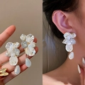 Vista detallada de elegantes pendientes de borla con flores de tela y agujas de plata. - 31# Poste de plata-Aleación-Blanco (Gota de agua de pétalos de diamantes de imitación azules)