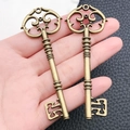 Coppia di chiavi vintage in bronzo con motivi intricati per ciondoli e gioielli fai da te - Chiave Grande in Bronzo Antico 31x82mm