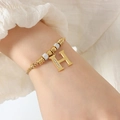 Gouden titanium stalen armband met letter H hanger en sprankelende strassteentjes - Gouden Armband - Letter H