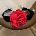 Elegante choker de terciopelo negro con una rosa roja flocada y cadena ajustable - Collar de Rosa Magenta