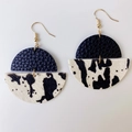 Détail de boucles d'oreilles imprimé vache en cuir noir et crochets dorés brillants - Style Demi-rond d'Épissage Vache Noir (2)