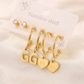 Dettaglio di orecchini in acciaio inossidabile 18K con cuore, lettera G e zirconi - Lettera G Set di 3 Paia