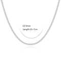 Nahaufnahme der 3mm CZ Silber-Halskette mit Längenangaben 33+7cm auf weißem Grund - Platin Halskette
