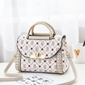 Sac à main blanc avec motif ours bordeaux et losanges, doté d'une poignée en métal doré - Kaki Imprimé