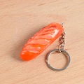 Portachiavi salsiccia alla griglia in PVC arancione con dettagli realistici su legno - Hot Dog Arrostito Taglio a Fiore - Stile Portachiavi / Lunghezza circa 5,7 cm