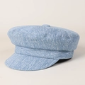 Dettaglio del berretto da marinaio in denim celeste con trama del tessuto e bottone - M (56-58cm) / Azzurro