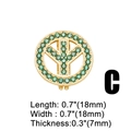 Makro-Detail eines 18mm vergoldeten Friedenszeichens mit grünen Zirkoniasteinen - Grünes Friedenszeichen Gleitcharm (C)